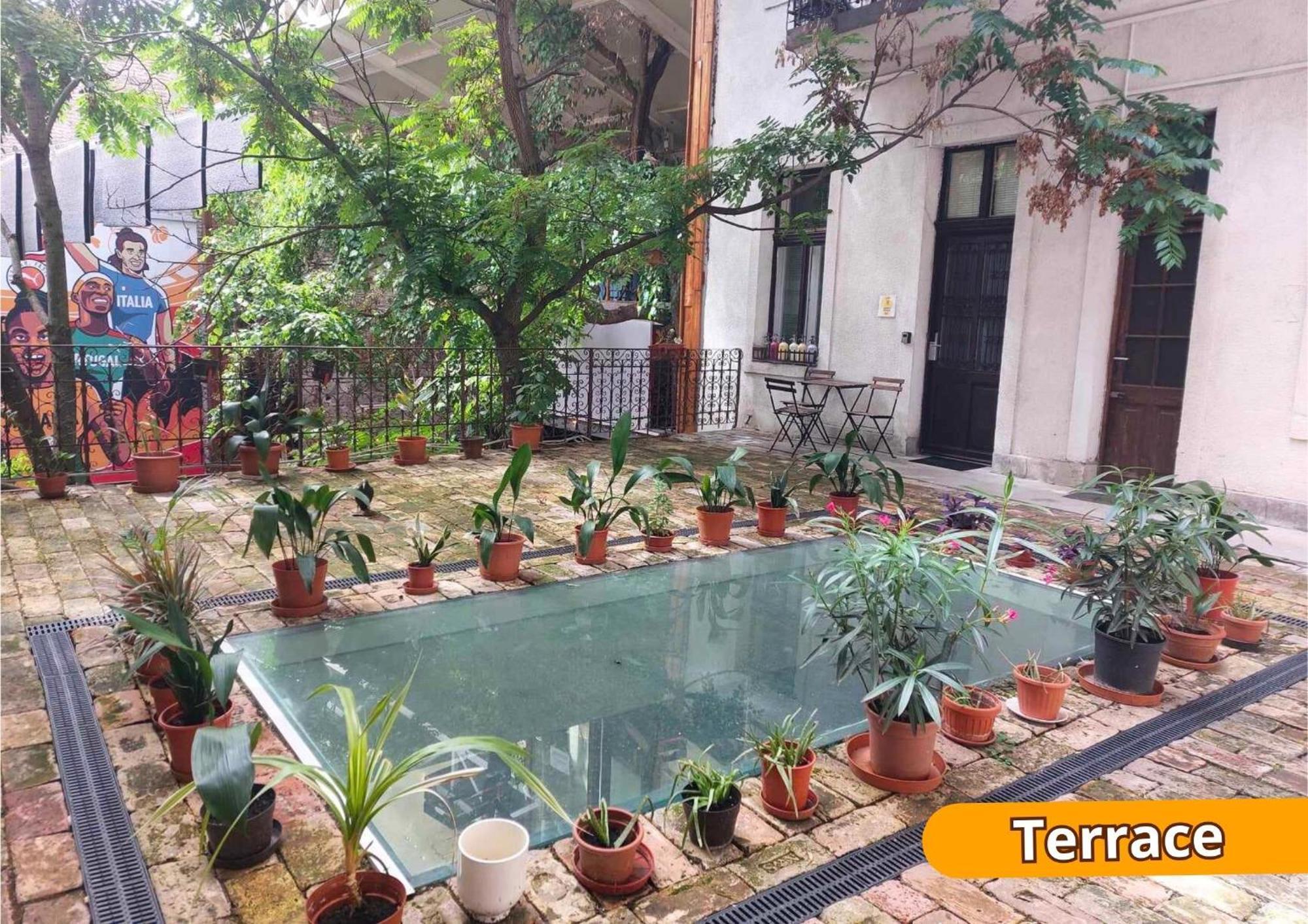 6-bed bedroom with AC and shared bathroom and kitchen